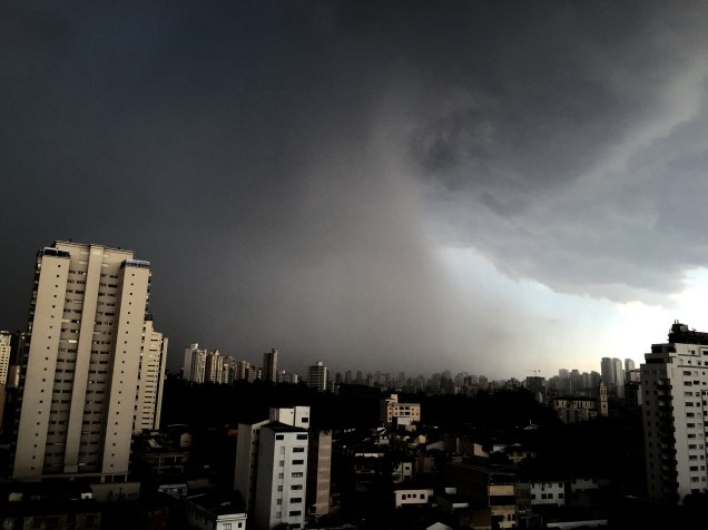 Céu de São Paulo fica coberto por núvens de tempestade - 14/01/2015