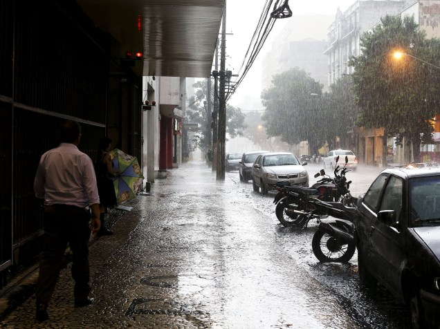 Chuva causa alagamento na rua São Caetano, próximo à avenida do Estado, na região do Bom Retiro em São Paulo - 14/01/2015