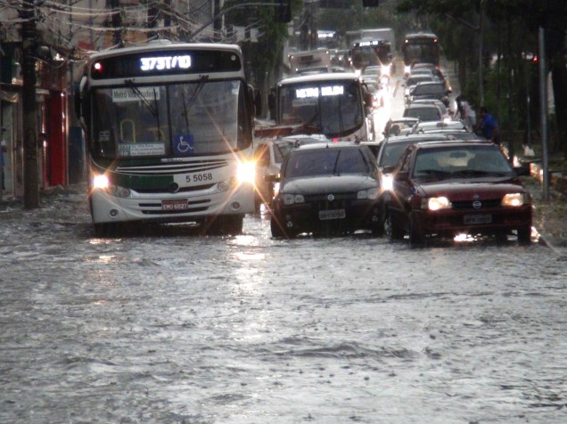 Ruas da região da Mooca, na zona leste de São Paulo (SP), ficaram tomadas pelas águas após a forte chuva - 14/01/2015
