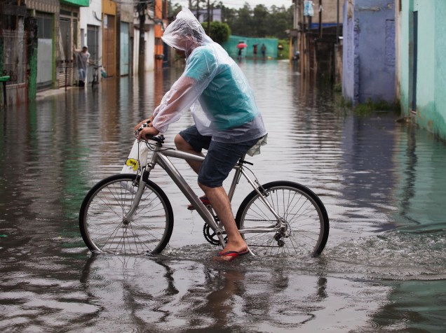 Alagamento em rua na Vila Itaim, na zona leste de São Paulo. Situação do bairro está assim desde a última segunda-feira (16), após forte chuva que vem atingindo o bairro