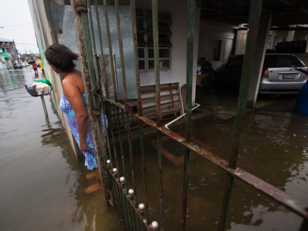 Água da chuva invade casas no Itaim Paulista, zona Leste de São Paulo