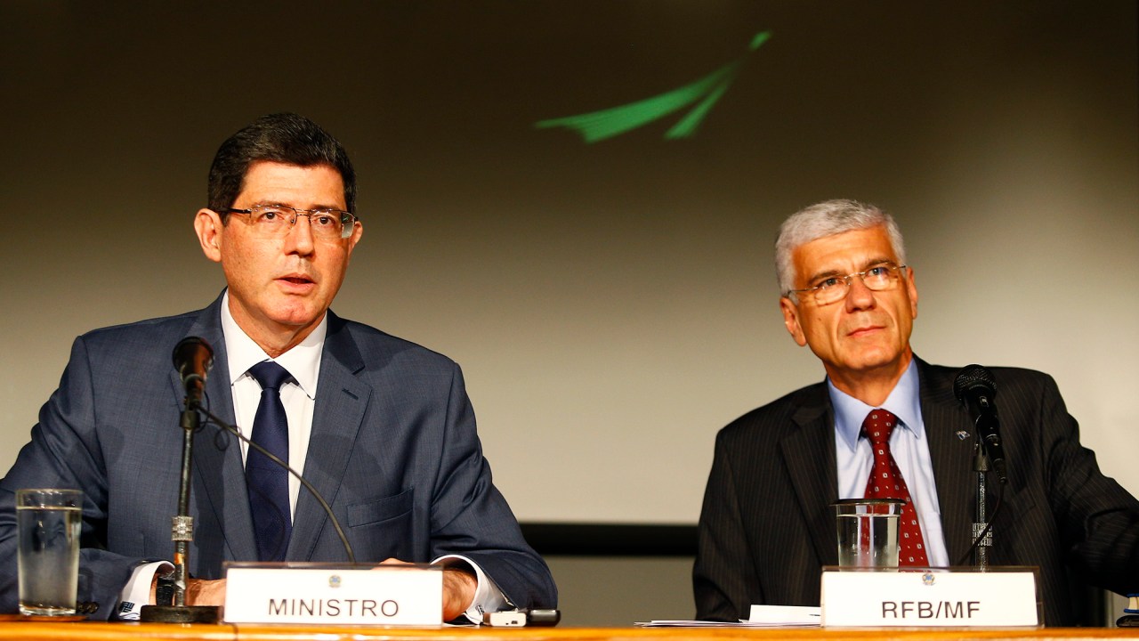 O ministro da Fazenda, Joaquim Levy, e o novo secretário da Receita Federal, Jorge Rachid, durante entrevista coletiva em Brasília, nesta segunda-feira (19)