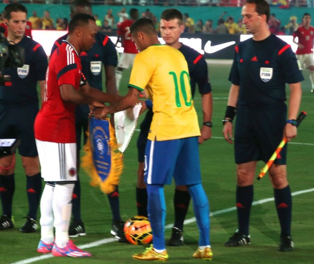 O reencontro entre Neymar e Zúñiga logo antes do jogo, em Miami