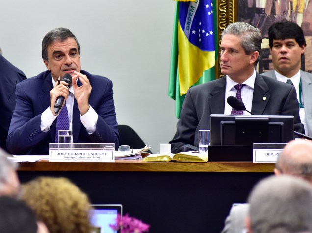 O advogado-geral da União, José Eduardo Cardozo, e o presidente da comissão especial, deputado Rogério Rosso (PSD-DF), em sessão de votação do parecer do relator Jovair Arantes (PTB-GO) - 11/04/2016