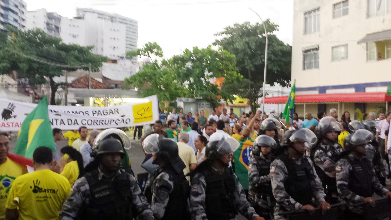 Manifestantes contra e a favor do PT se envolveram em uma confusão nas proximidades do hotel onde os membros do partido realizam um congresso com a participação da presidente Dilma Rousseff e do ex-presidente Lula, em Salvador