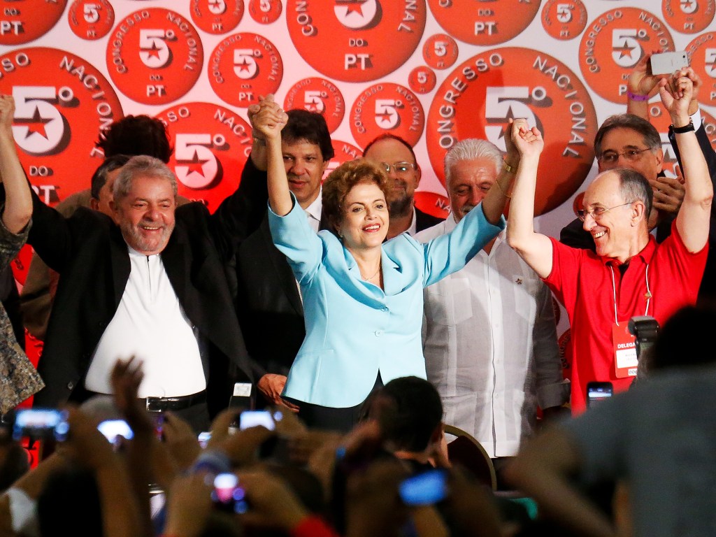 O ex-presidente Lula, a presidente Dilma Rousseff e o presidente do PT, Rui Falcão no 5º Congresso Nacional do PT, no hotel Pestana, em Salvador (BA) - 11/06/2015