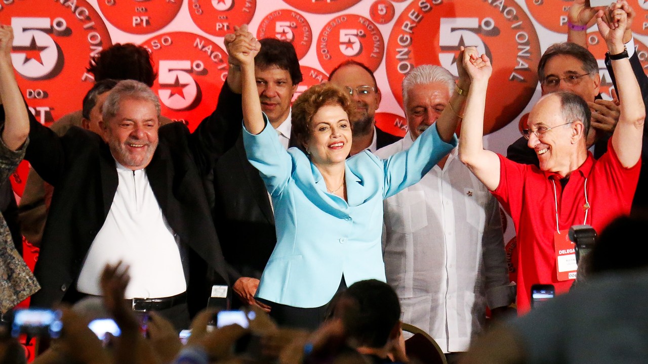 O ex-presidente Lula, a presidente Dilma Rousseff e o presidente do PT, Rui Falcão no 5º Congresso Nacional do PT, no hotel Pestana, em Salvador (BA) - 11/06/2015