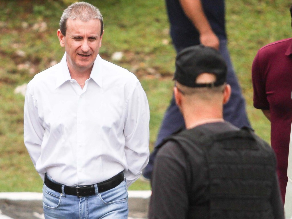 O doleiro Alberto Youssef, preso da Operação Lava Jato detido na sede da Policia Federal em Curitiba, PR, sai para depor na sede da Justiça Federal - 04/02/2015