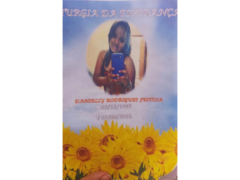 Folheto em memória de Danielly distribuído na missa de 7º dia