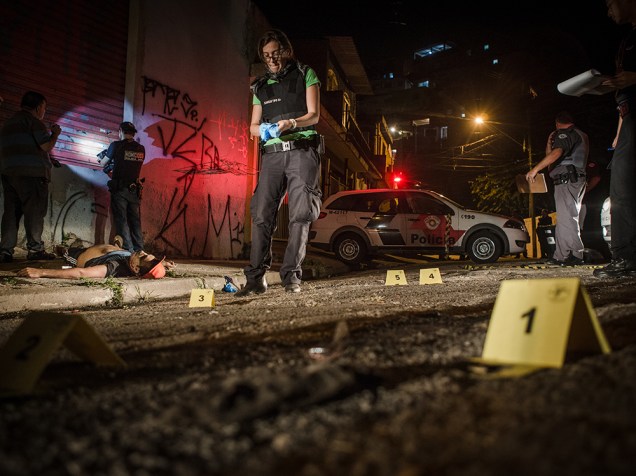 A noite mais violenta do ano na Grande São Paulo deixou ao menos 20 pessoas mortas e sete feridos em Osasco e Barueri