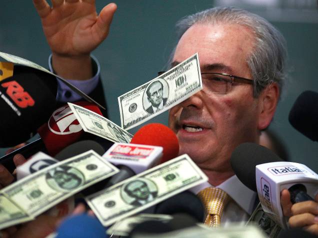 O ex-presidente da Câmara dos Deputados, Eduardo Cunha (PMDB-RJ), foi alvo de um "banho" de notas falsas de dólar enquanto concedia entrevista no Salão Verde da Câmara - 04/11/2015