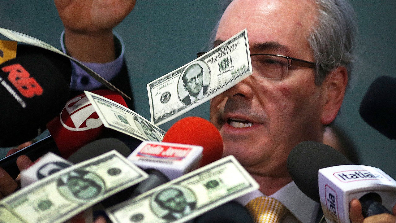 O presidente da Câmara dos Deputados, Eduardo Cunha (PMDB-RJ), foi alvo de um "banho" de notas falsas de dólar enquanto concedia entrevista no Salão Verde da Câmara - 04/11/2015