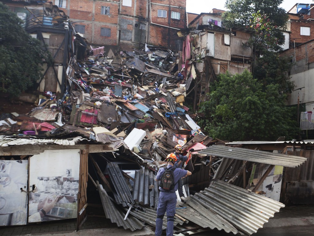 Desabamentos deixam ao menos dois feridos em Paraisópolis, Zona Sul de São Paulo - 05/06/2016