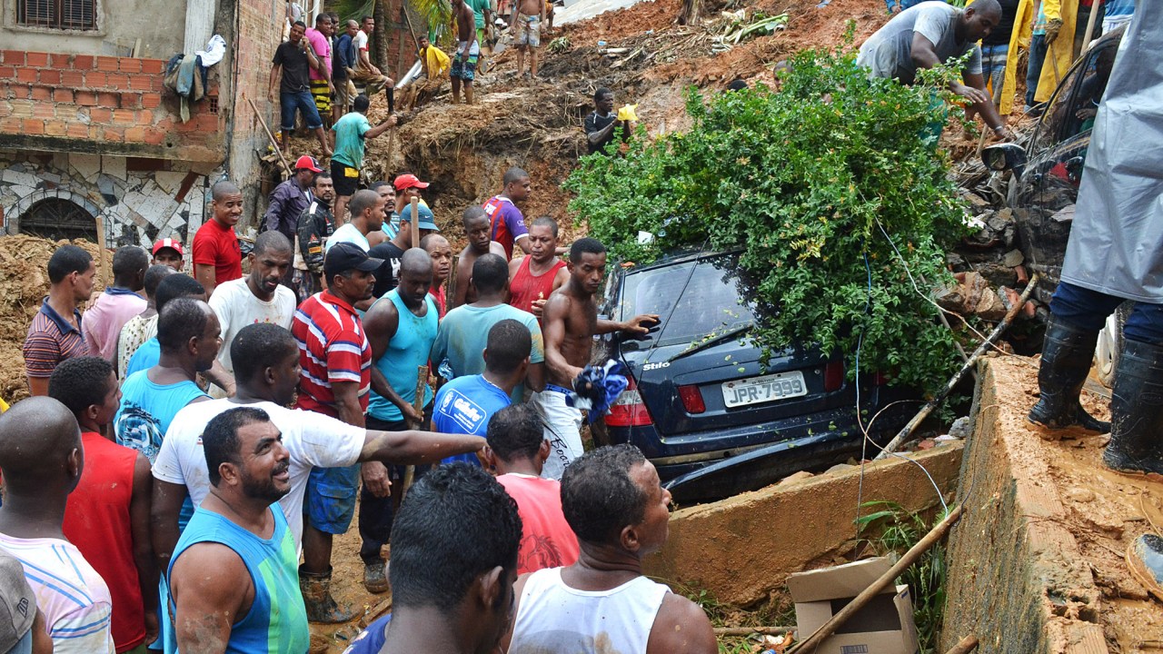 Ao menos dez pessoas morreram soterradas após deslizamentos de terra em Salvador no bairro de San Martin, periferia da capital baiana - 27/04/2015