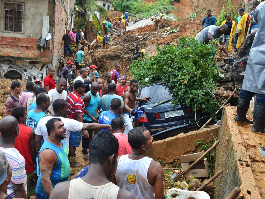 Ao menos dez pessoas morreram soterradas após deslizamentos de terra em Salvador no bairro de San Martin, periferia da capital baiana