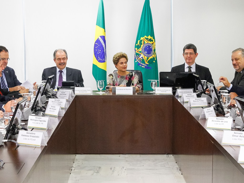 Dilma e ministros na reunião de terça-feira com senadores