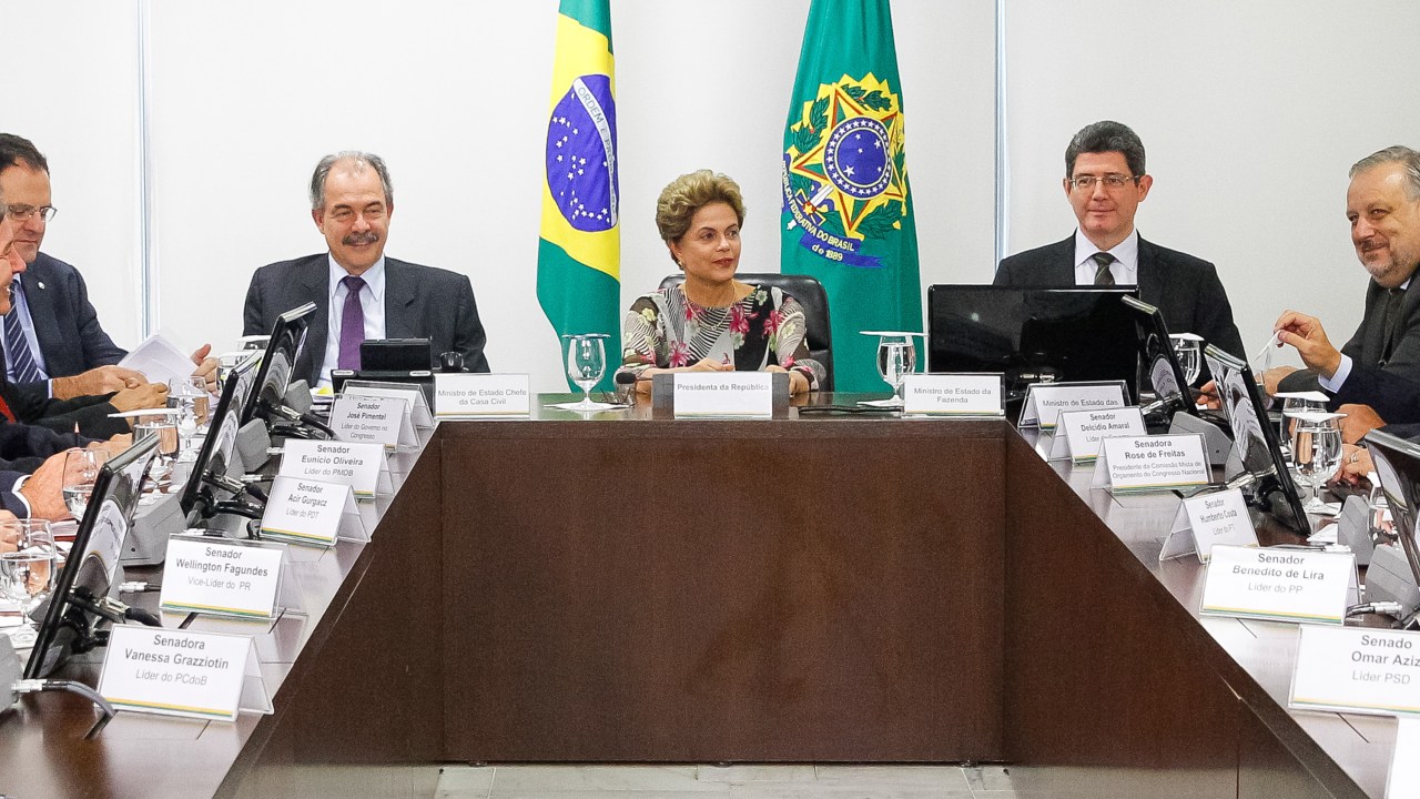 Dilma e ministros na reunião de terça-feira com senadores