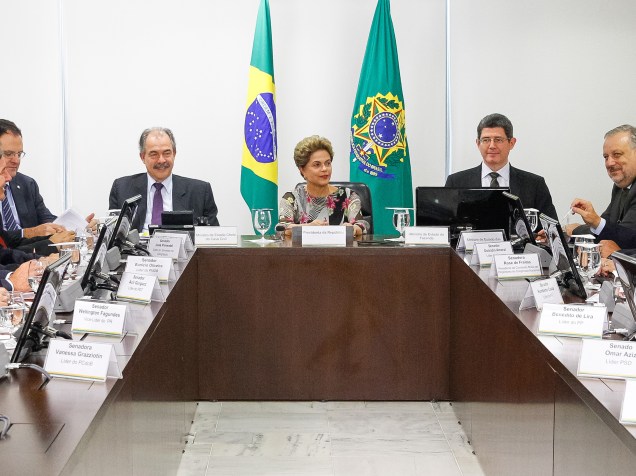 Presidente Dilma Rousseff, ao lado dos ministros Aloizio Mercadante (Casa Civil), Joaquim Levy (Fazenda), Nelson Barbosa (Planejamento) e Ricardo Berzoini (Comunicações), participa de reunião com senadores da base aliada no Senado, no Palácio do Planalto - 15/09/2015