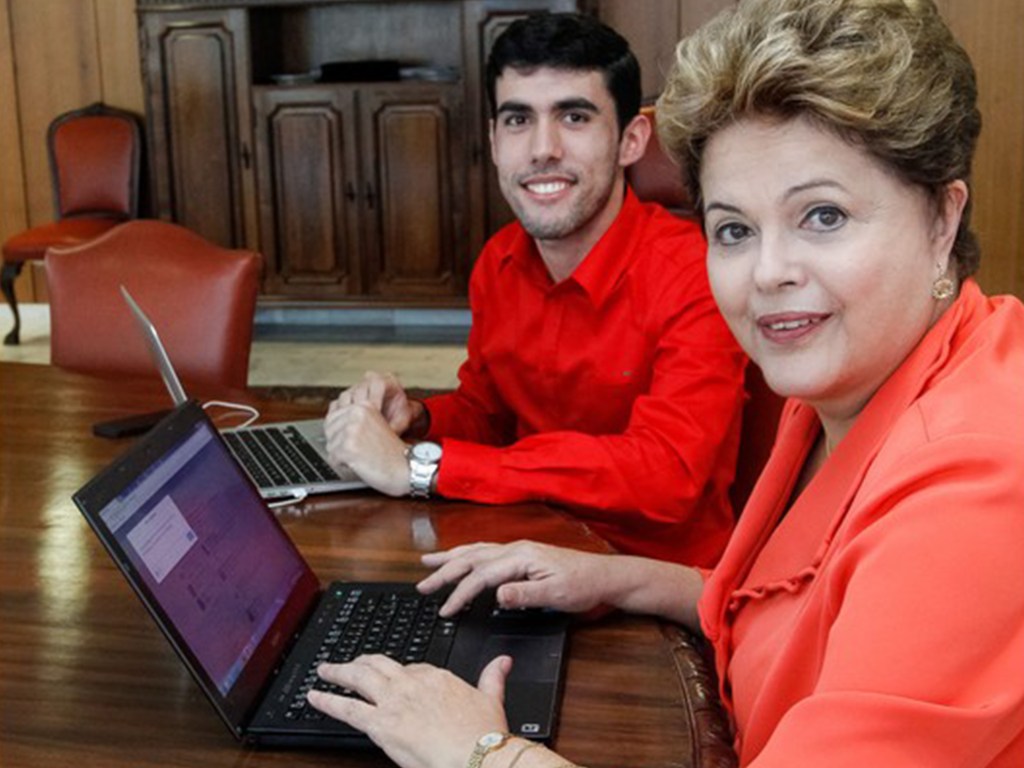 Presidente Dilma Rousseff durante encontro com Jeferson Monteiro criador do Dilma Bolada