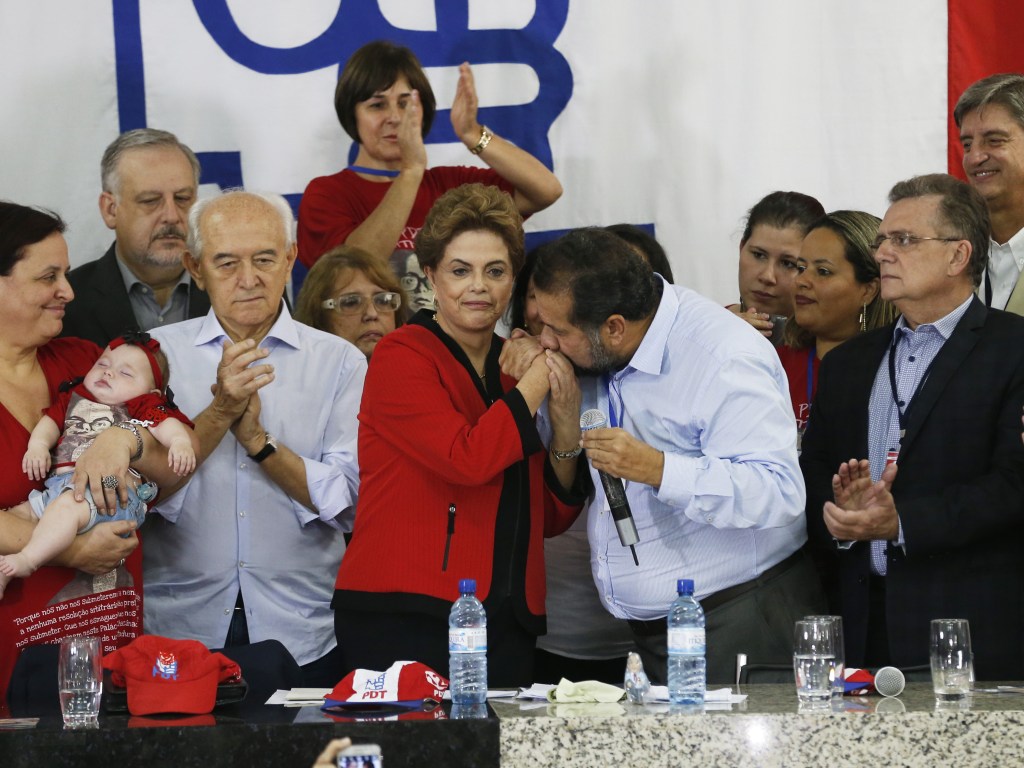 Presidente Dilma Rousseff é ovacionada durante reunião do Diretório Nacional do PDT, na sede do partido, em Brasília