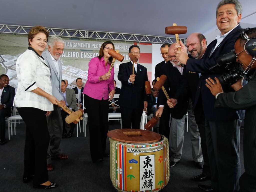 Dilma Rousseff durante cerimônia de lançamento da pedra fundamental do estaleiro Enseada do Paraguaçu (Maragojipe - BA, 13/07/2012)