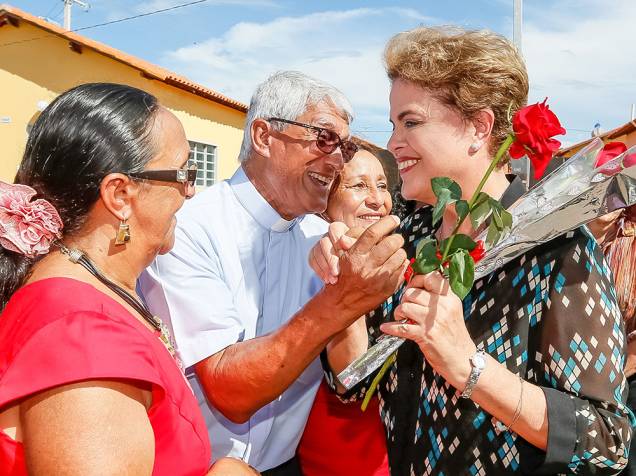 A presidente da República, Dilma Rousseff, entrega unidades do Minha Casa, Minha Vida, simultânea a entregas em Uberaba (MG), Camaçari (BA), Campos dos Goytacazes (RJ) e Itapipoca (CE) - 05/05/2016