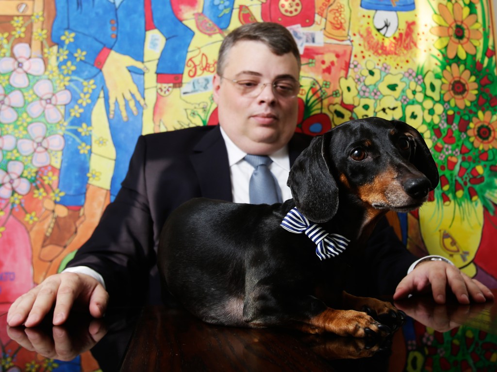 O advogado Adriano Guimarães Gianelli, 39 anos, ganhou na Justiça o direito de ficar com o cão Mandic, uma Basset de 8 anos