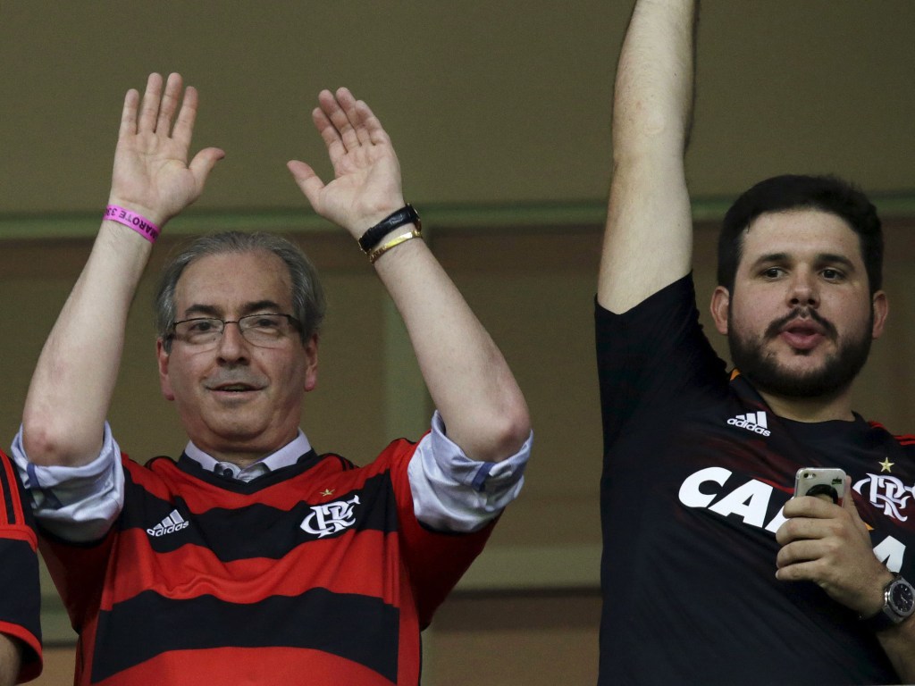 O presidente da Câmara dos Deputados, Eduardo Cunha (PMDB-RJ), acompanha a partida do Flamengo no Estádio Mané Garrincha, em Brasília, ao lado do deputado Hugo Motta (PMDB-PB)