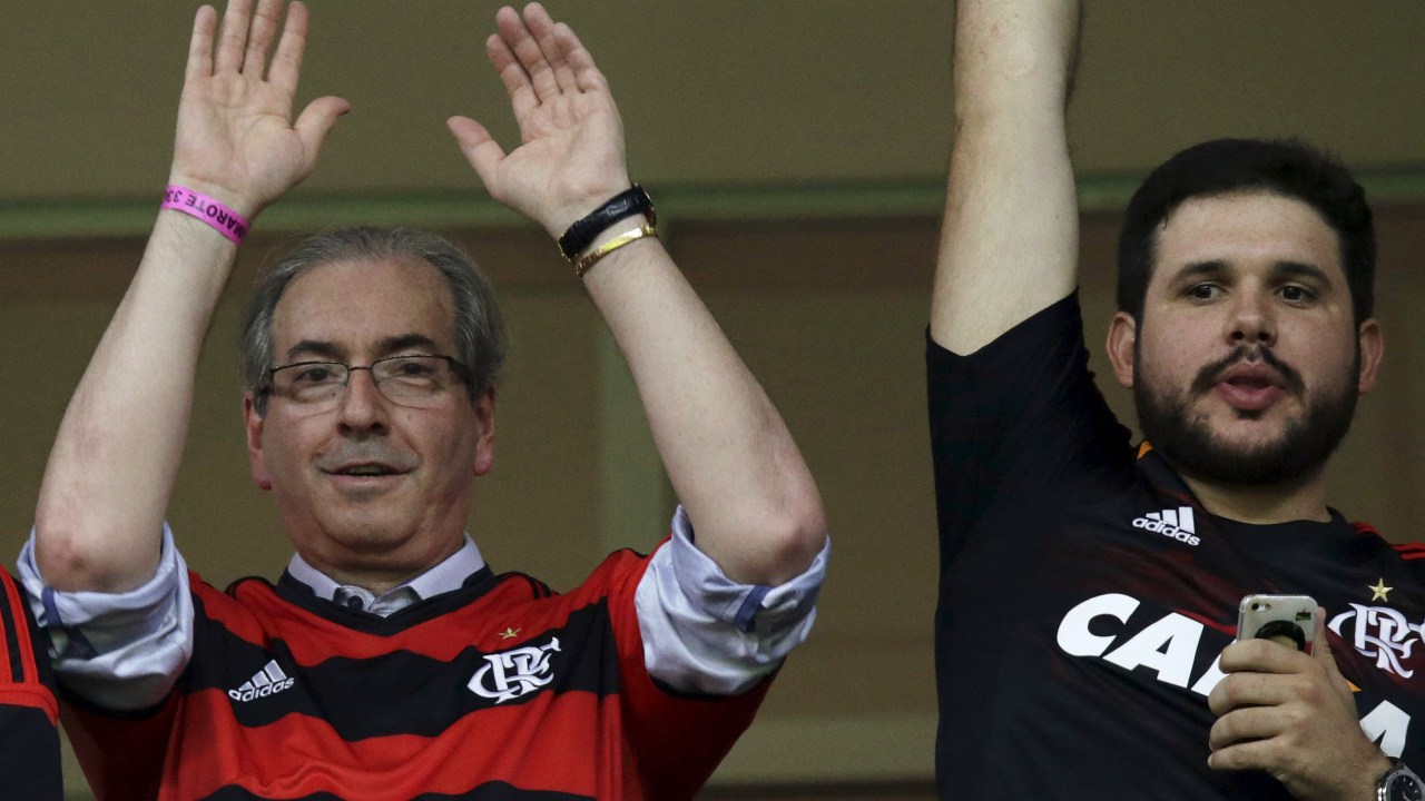 O presidente da Câmara dos Deputados, Eduardo Cunha (PMDB-RJ), acompanha a partida do Flamengo no Estádio Mané Garrincha, em Brasília, ao lado do deputado Hugo Motta (PMDB-PB)