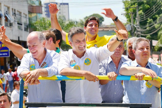 Candidato à presidência pelo PSDB, Aécio Neves, participa de caminhada e carreata em Betim/MG, acompanhado pelos candidatos ao governo Pimenta da Veiga e ao senado Antônio Anastasia - 22/09/2014