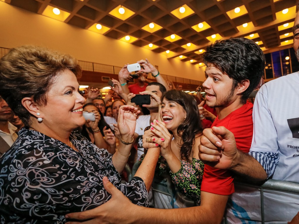 A candidata à reeleição para a Presidência da República pelo PT, Dilma Rousseff, durante o ato de apoio dos professores, nesta quarta-feira (15), em São Paulo