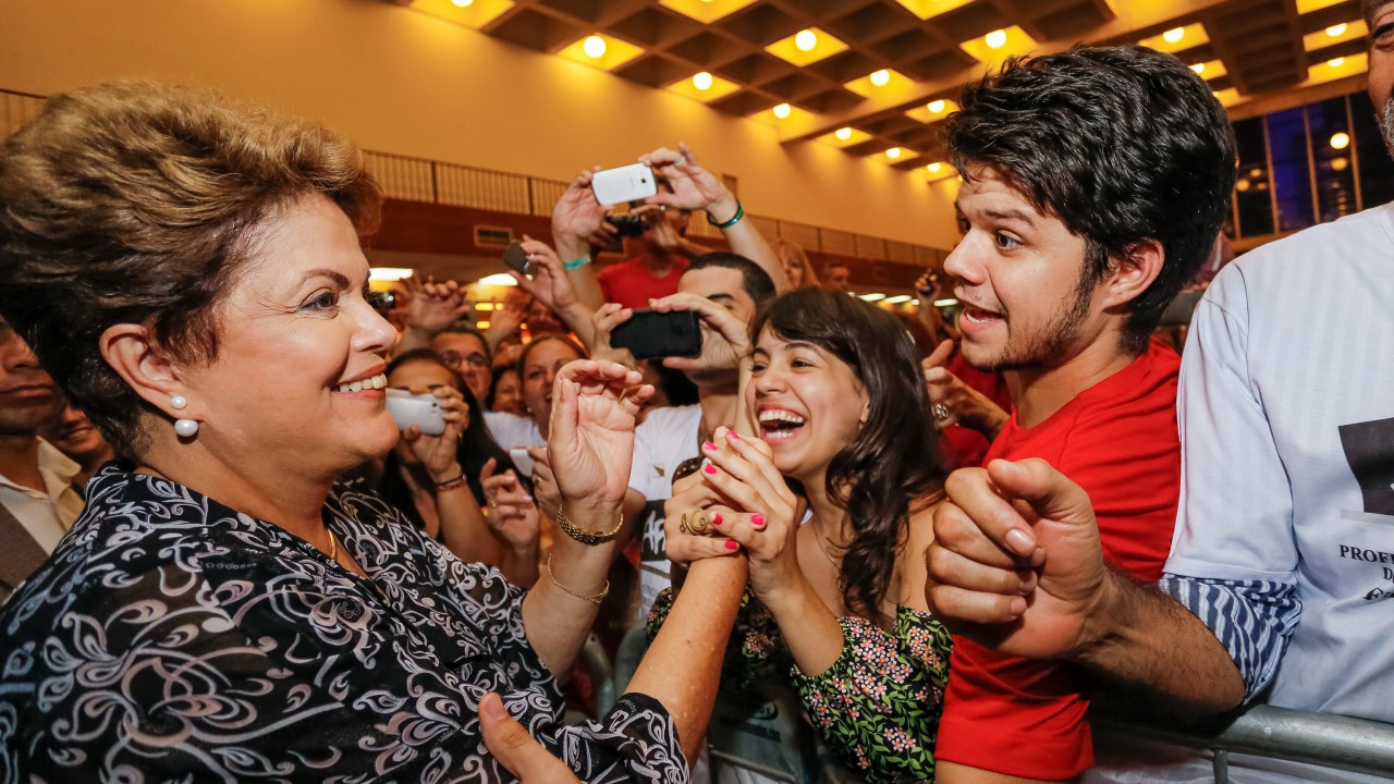 A candidata à reeleição para a Presidência da República pelo PT, Dilma Rousseff, durante o ato de apoio dos professores, nesta quarta-feira (15), em São Paulo