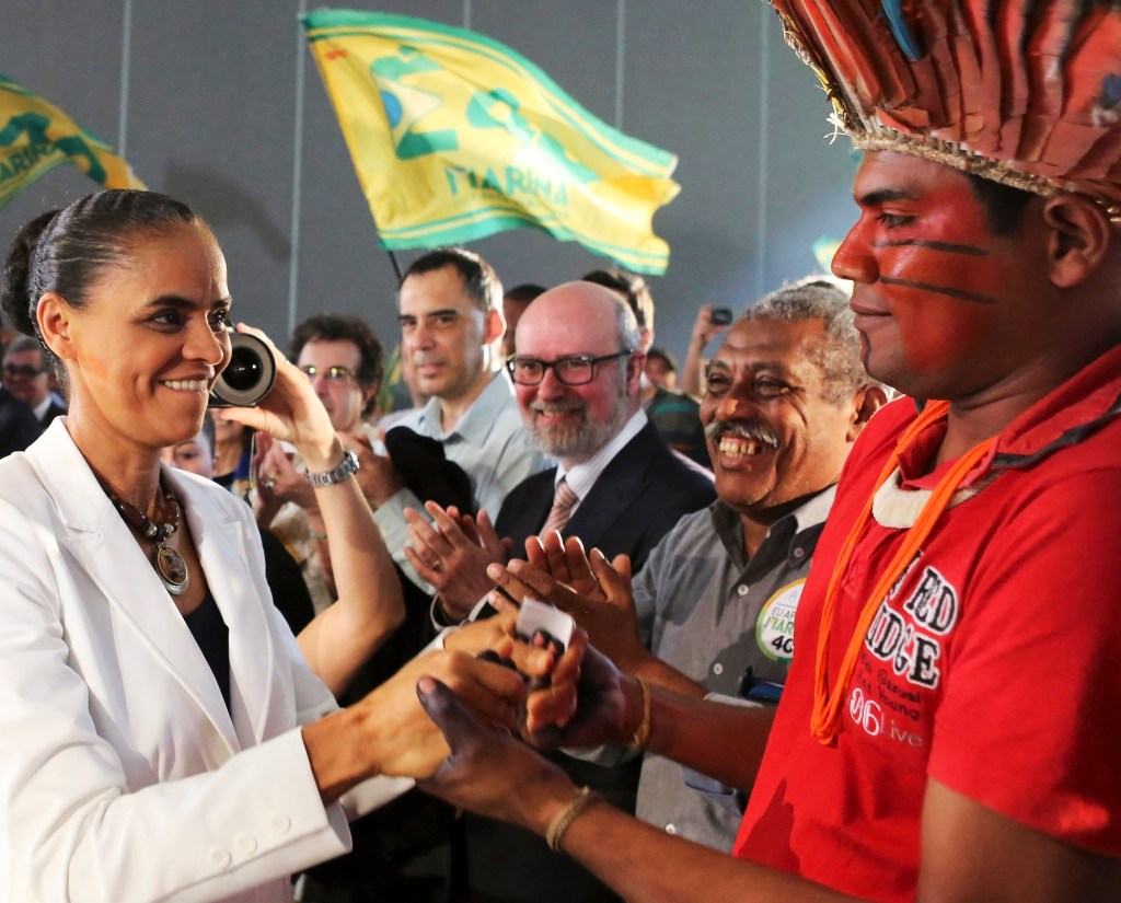 Candidata Marina Silva (PSB) conversa com membro de tribo Tupi durante campanha na cidade de São Paulo/SP - 30/09/2014