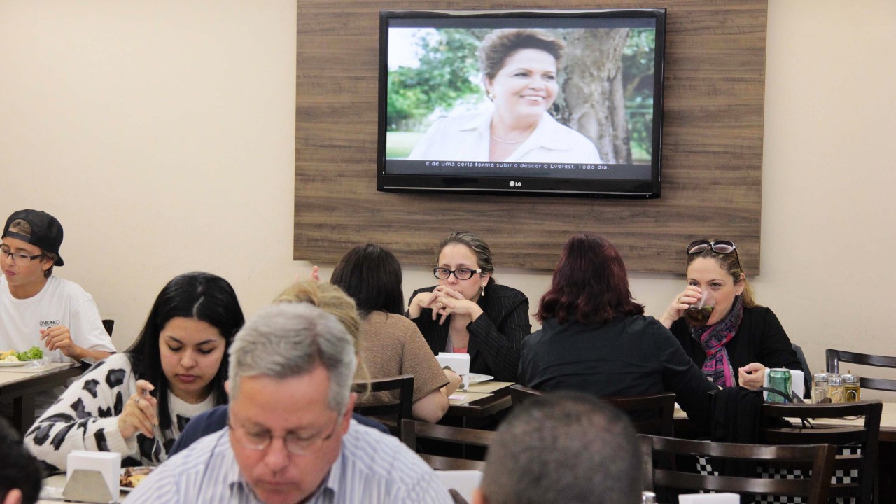 Horário eleitoral exibido na hora do almoço em um restaurante na Zona Norte de São Paulo
