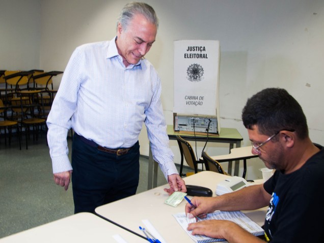O vice-presidente da República, Michel Temer, durante votação na PUC, no começo da manhã deste domingo (26), na região oeste de São Paulo