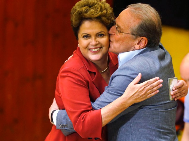 A presidente Dilma Rousseff é abraçada pelo governador do Rio Grande do Sul, Tarso Genro, depois da votação no segundo turno, em Porto Alegre