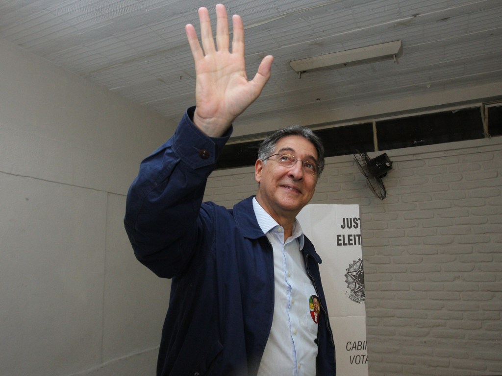 Eleito governador por Minas pelo PT, Fernando Pimentel vota no 2º turno das eleições, no bairro Santo Antônio, em Belo Horizonte