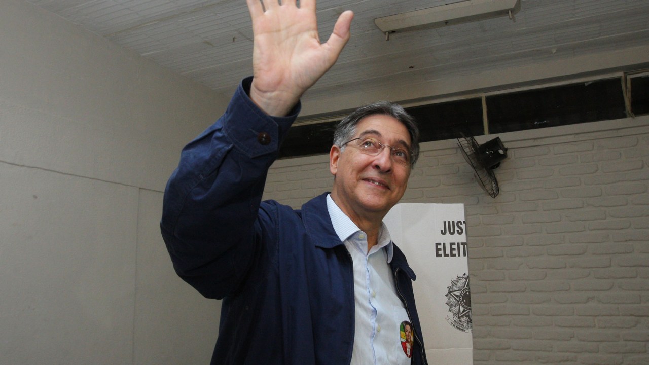 Eleito governador por Minas pelo PT, Fernando Pimentel vota no 2º turno das eleições, no bairro Santo Antônio, em Belo Horizonte