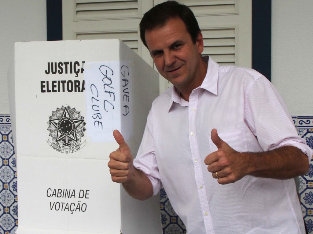 O prefeito do Rio de Janeiro, Eduardo Paes, vota no Gávea Country Club, em São Conrado