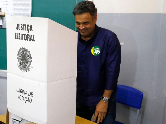 O candidato presidencial Aécio Neves, durante votação do segundo turno, em Belo Horizonte, Minas Gerais