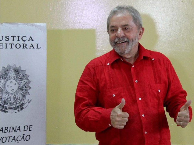 O ex-presidente Luiz Inácio Lula da Silva, durante votação na Escola Estadual João Firmino Correia de Araújo, na cidade de São Bernardo do Campo, na manhã deste domingo (26)