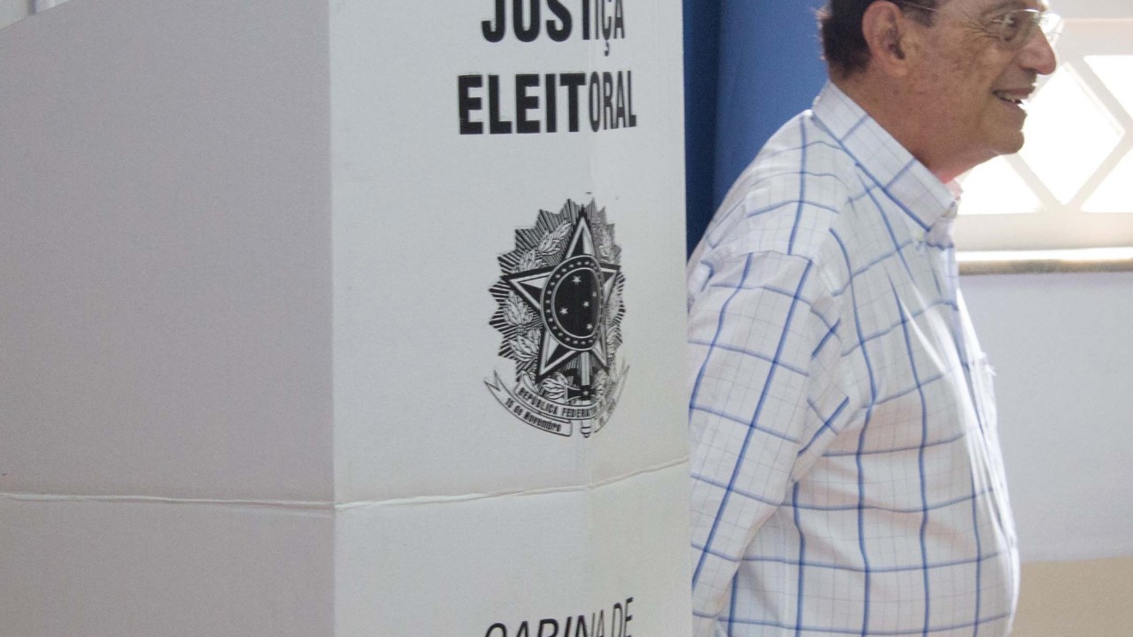O Deputado Paulo Maluf vota na FESP (Faculdade de Engenharia de São Paulo), em São Paulo
