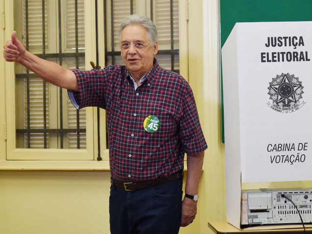 O ex-presidente Fernando Henrique Cardoso, durante votação para o segundo turno das eleições, neste domingo (26), em São Paulo