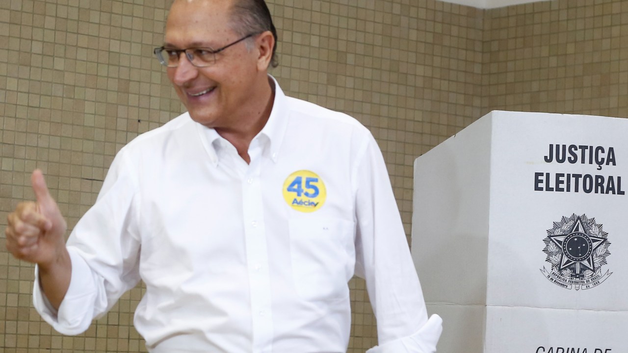 O governador reeleito Geraldo Alckmin durante votação no colégio Santo Américo, na manhã deste domingo (26), em São Paulo