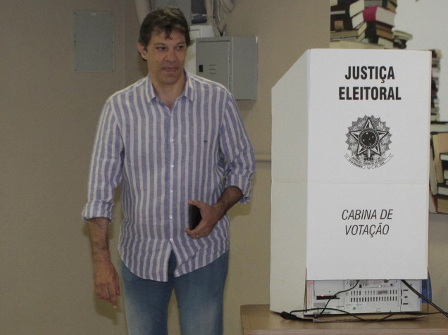 O prefeito de São Paulo, Fernando Haddad, vota na manhã deste domingo (26) no Colégio Brazilian International School, em Moema, na zona sul da capital paulista