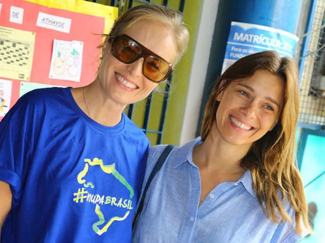 Angélica e Carolina Dieckmann votam juntas na Barra da Tijuca, no Rio de Janeiro