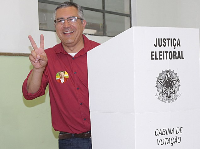 O ex-Ministro da Saúde, Alexandre Padilha, vota na Escola Caetano de Campos, em São Paulo