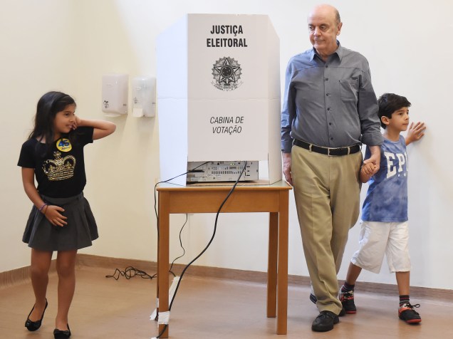 O eleito Senador, José Serra, vota no colégio Santa Cruz, em São Paulo
