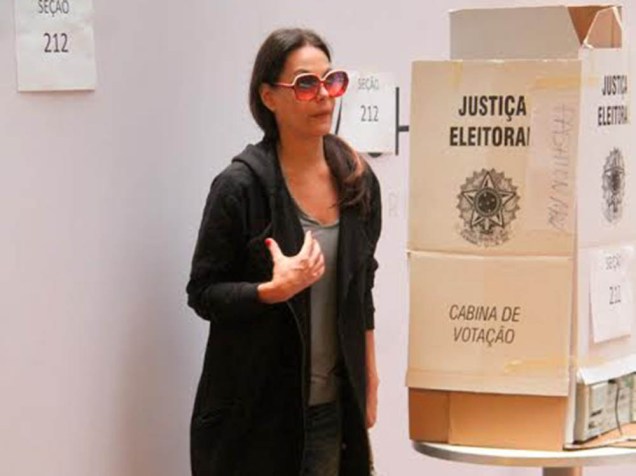 A atriz Carolina Ferraz vota no Shopping Fashion Mall, no Rio