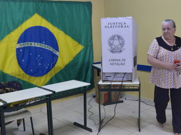 Eleitores votam na Escola Estadual João Firmino Correia de Araújo, na cidade de São Bernardo do Campo, onde o ex-presidente da república Luiz Inácio Lula da Silva, registrará seu voto neste domingo (26)